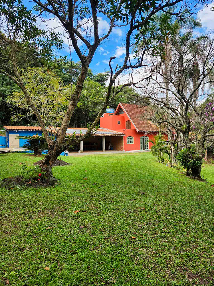 Área externa com jardim
Jardim verde e bem cuidado da chácara em Jarinu, com árvores e gramado